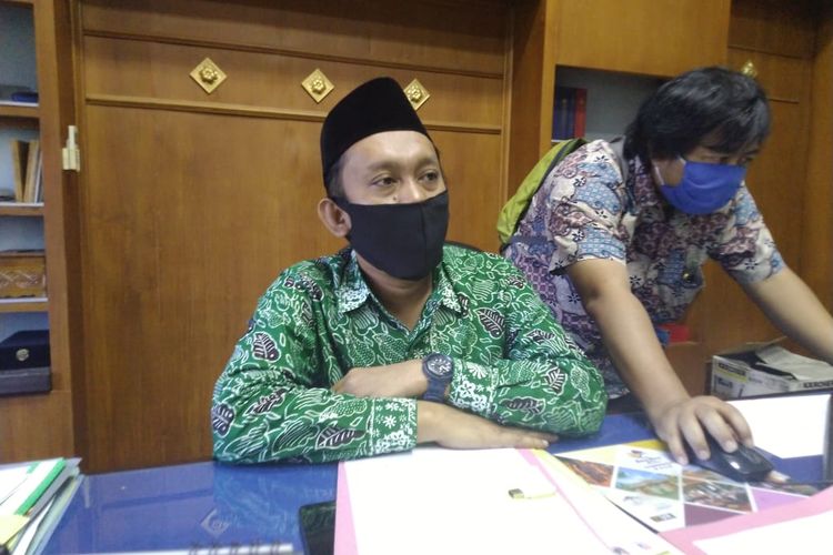 Ketua DPRD Jember Itqon  Syauqi  saat berada di ruangannya 