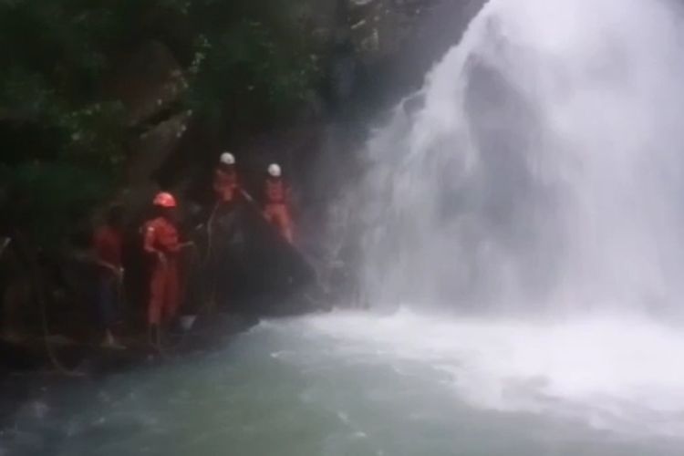 Foto: Tim SAR gabungan melakukan pencarian korban yang hilang tenggelam di air terjun Aimitat, Desa Urung Pigang, Kecamatan Alok Barat, Kabupaten Sikka, Nusa Tenggara Timur (NTT), Minggu (12/2/2022).