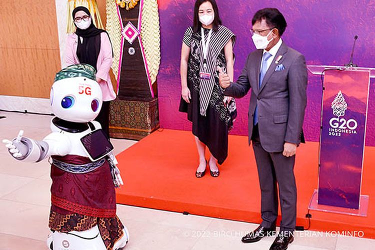 Menkominfo Johnny G. Plate usai bersalaman dengan Robot Humanoid 5G dari Telkomsel usai membuka Pameran Industrial Task Force (ITF) di Ballroom Hotel Mulia, Badung, Bali, Senin (29/08/2022).