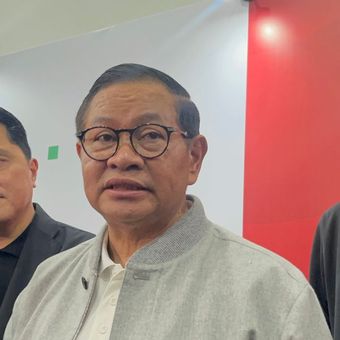 Gubernur Jakarta Pramono Anung seusai menghadiri acara Indonesia Sport Summit 2025 di Indonesia Arena, Gelora Bung Karno, Jakarta Pusat, Sabtu (6/12/2025).