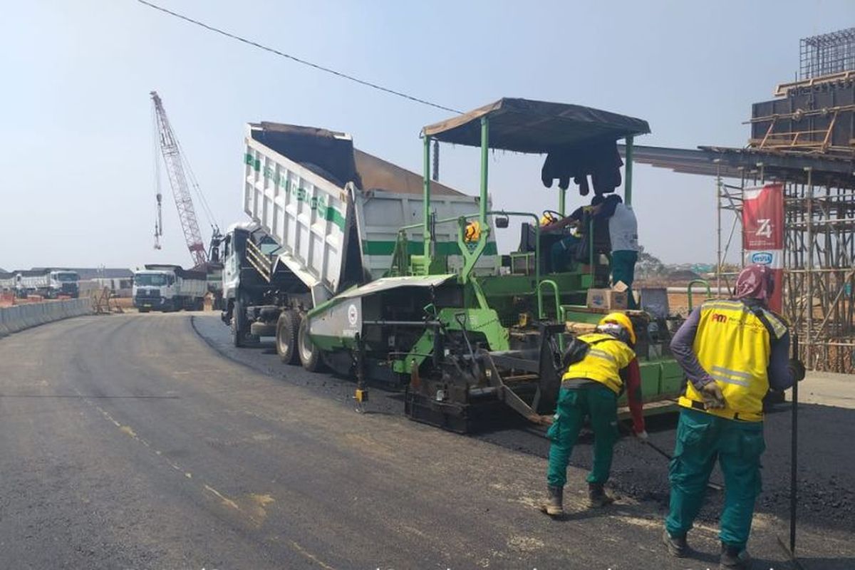 Proses pengaspalan area Summarecon Bandung yang dikerjakan Asphalt Mixing Plant (AMP). 