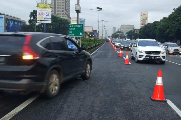 PT Jasa Marga (Persero) Tbk memberlakukan pengaturan lalu lintas contraflow Cawang-Semanggi, Jakarta, Senin (13/2/2017).