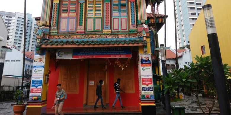 Rumah Tan Teng Niah, Chinese villa ini merupakan salah satu landmark Little India, Jumat (14/7/2017). Bangunan mencolok warna-warni ini sangat instagramable buat foto-foto para turis.