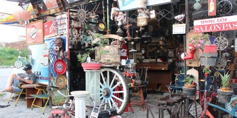 Salah satu stan barang antik di Pasar Klitikan Kota Lama, Semarang.