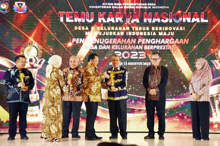 Penghargaan kepada Gubernur Riau Syamsuar diberikan oleh Menteri Dalam Negeri RI Bapak Tito Karnavian pada acara Temu Karya Nasional dan Penganugerahan Penghargaan Desa dan Kelurahan Berprestasi Tahun 2023.