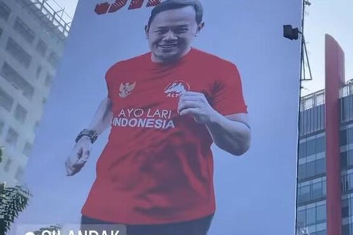 Iklan Billboard Wali Kota Bogor Bima Arya Sugiarto terpampang di salah satu kawasan di Cilandak, Jakarta Selatan.