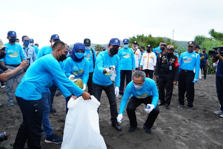 Menteri Kelautan dan Perikanan Sakti Wahyu Trenggono bersama jajaran saat membersihkan sampah di pantai.