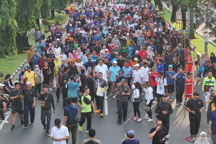 Bupati Bogor Rudy Susmanto dalam kegiatan CFD di Jalan Tegar Beriman, Cibinong, Kabupaten Bogor, Jawa Barat, Minggu (2/11/2025). ANTARA/HO-Pemkab Bogor