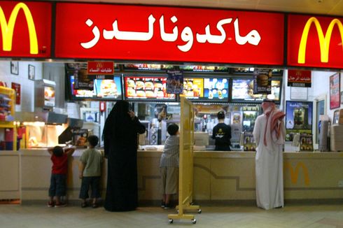 Arab Saudi Cabut Aturan Memisahkan Pria dan Wanita di Restoran