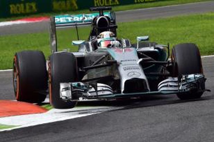 Pebalap Mercedes asal Inggris, Lewis Hamilton, membalap di Sirkuit Monza pada sesi latihan pertama GP Italia, Jumat (5/9/2014).