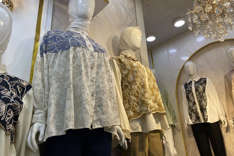 Blouse floral di Pasar Tanah Abang, Jakarta Pusat, Rabu (19/2/2025).