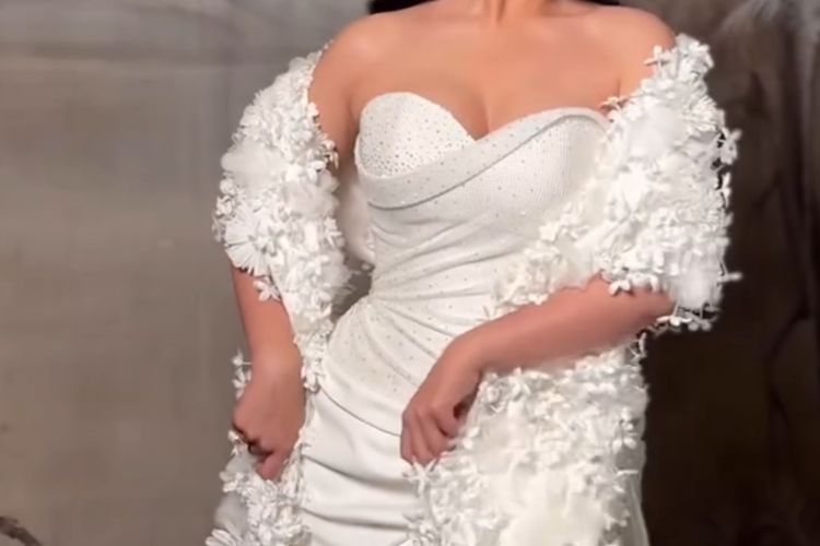 Amanda Manopo dan Kenny Austin tampil memukau di resepsi The Langham Jakarta. Gaun Hian Tjen dan tuxedo hitam klasik membuat keduanya tampak serasi dan elegan.