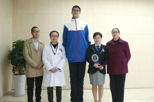 Dengan Tinggi 221 cm, Remaja Laki-laki Asal China Ini Pecahkan Rekor Dunia