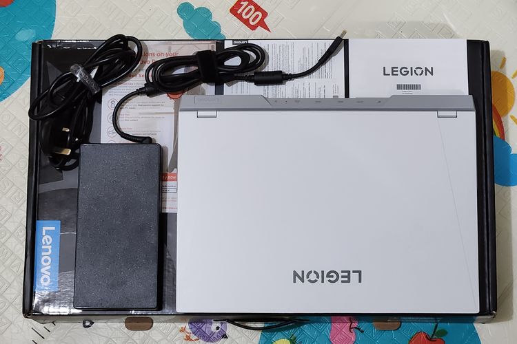 Isi kotak penjualan Lenovo Legion 5 Pro.  Sekilas, kotak penjualan Legion 5 Pro bisa dibilang sama dengan laptop seri Legion lainnya, di mana kotaknya didominasi dengan warna hitam.

Di dalam kardus penjualan, selain unit laptop, peminat bakal mendapatkan sejumlah kelengkapan perangkat seperti buku panduan, kartu garansi, kabel dengan kepala versi Eropa, serta adaptor charger berdaya 300 watt.

Kehadiran kabel dengan ujung versi Eropa ini mengharuskan pengguna Indonesia memakai adapter tambahan, supaya bisa kabel dan adaptor laptop tadi bisa dicolokkan ke steker versi Indonesia.