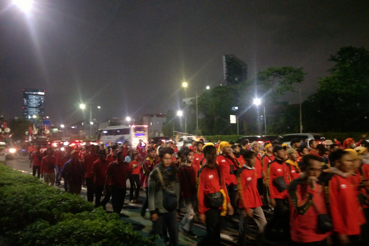 Mass aksi demonstrasi menolak Omnibus Law Cipta Kerja membubarkan diri dari depan DPR/MPR, Jakarta Pusat, Selasa (14/3/2023).