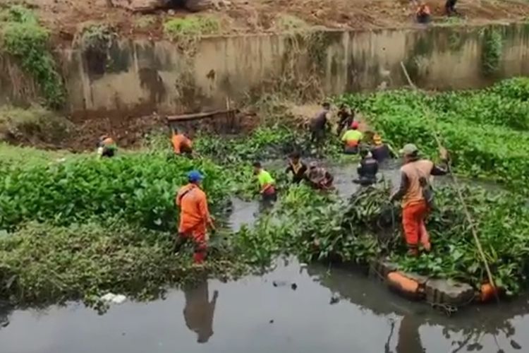 Kali Sunter di wilayah Cipinang Melayu, Makasar, Jakarta Timur, dibersihkan pada Rabu (24/11/2021).