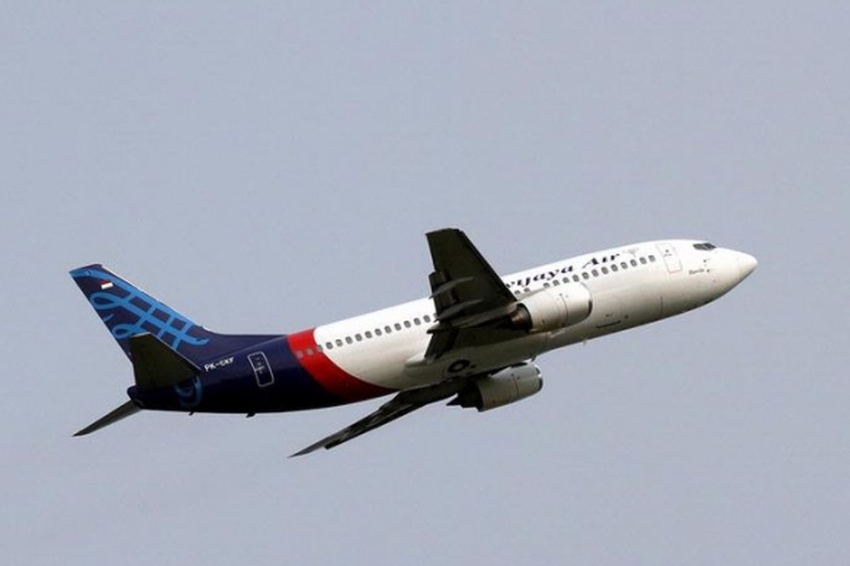 Pesawat Sriwijaya Air diabadikan saat tinggal landas meninggalkan Bandara Soekarno-Hatta, Banten, Minggu (26/5/2013).
