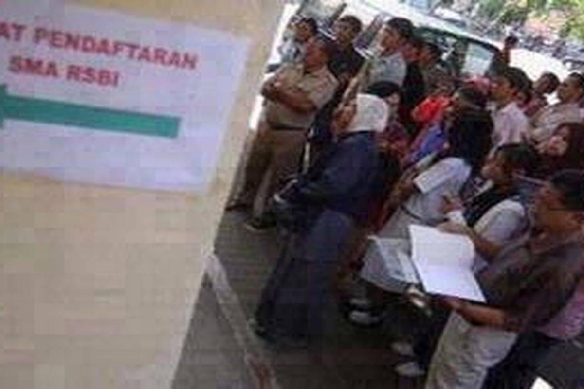 Ilustrasi: Dengan harga formulir Rp 150.000, SMAN 4 setidaknya sudah meraup Rp 35,5 juta. Sementara itu, SMAN 1 menjadi SMA RSBI yang paling diserbu warga. Kemarin, sudah ada 449 formulir yang terjual atau mendulang Rp 67,3 juta. 