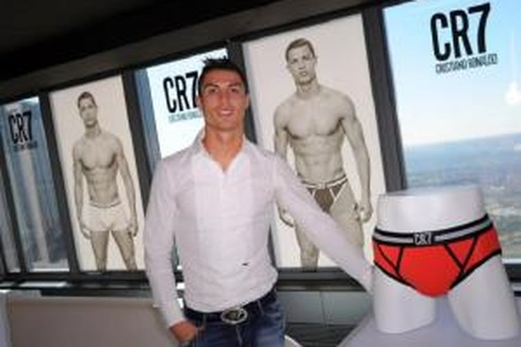 Cristiano Ronaldo saat berpose dengan produk celana dalam merek CR7.