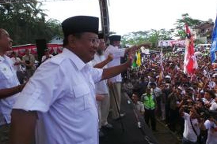 Calon presiden Prabowo Subianto berjoget saat berkampanye di Boyali, Jawa Tengah, Kamis (26/6 /2014)