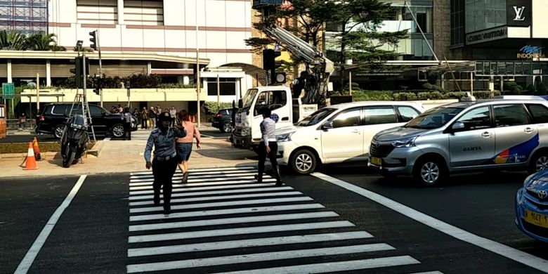 Warga sudah bisa menyebrang di pelican crossing Bundaran HI, Senin (30/7/2018). 