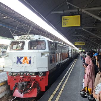 Kepadatan penumpang di Stasiun Surabaya Gubeng, Senin (2/2/2026)