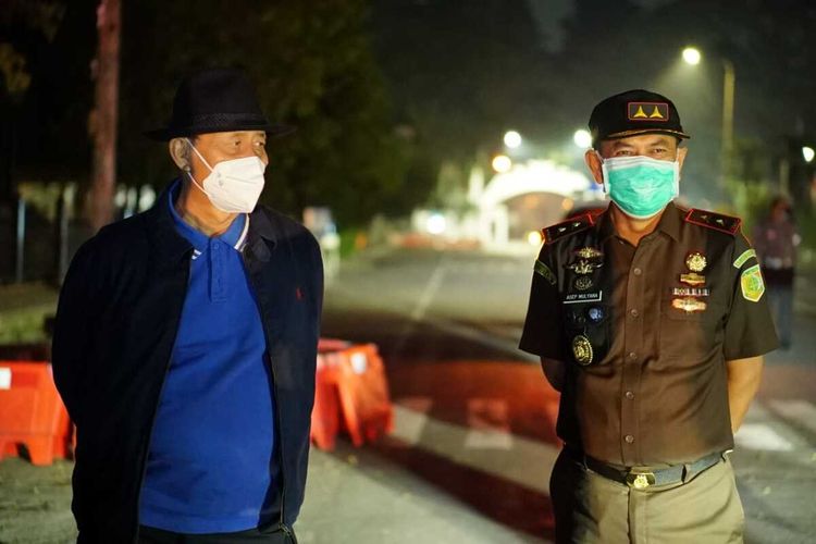 Gubernur Banten Wahidin Halim bersama Forkopimda memantau pelaksanaan PPKM Darurat di Kota Serang. Senin (5/7/2021) malam.