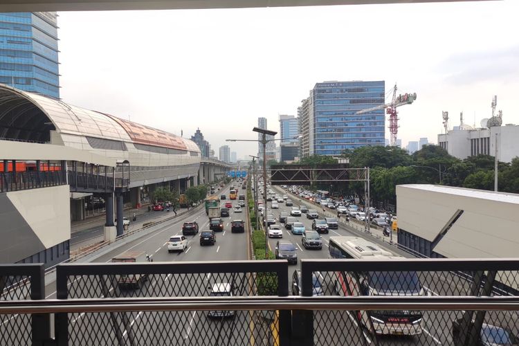 Pemandangan dari atas jembatan penghubung antara Halte Transjakarta Cikoko Stasiun Cawang dengan Stasiun KRL