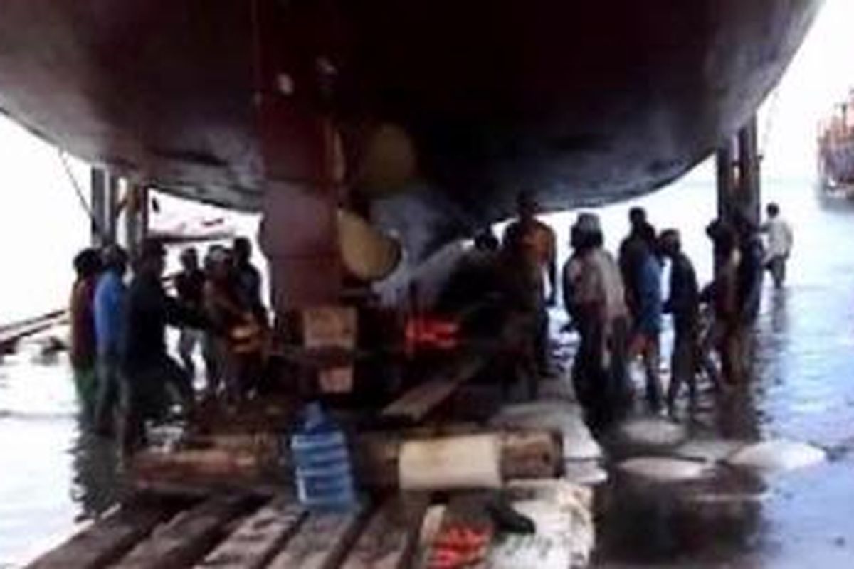 Kapal pinisi siap diturunkan ke laut dengan menggunakan katrol yang ditarik oleh puluhan sawi. Kapal pinisi tersebut merupakan salah satu pesanan dari Warga Negara Asing (WNA). 