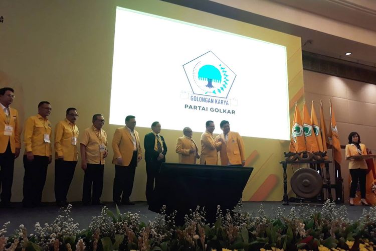 Ketua Umum Golkar Airlangga Hartarto bersalaman dengan Wakil Koordinator Bidang Pratama Golkar Bambanng Soesatyo di Rapimnas Golkar, Kamis (14/11/2019).