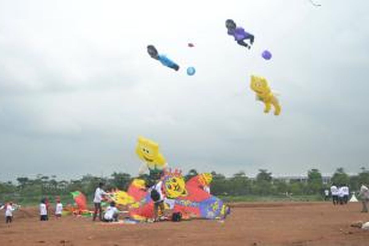 Internasional Kite Festival (Festival Layang-layang) ke-20 tahun ini 155 pelayang dari dalam dan luar negeri. Pesta budaya permainan layang-layang ini digelar dua hari, Sabtu dan Minggu, 13-14 Desember 2014 di Jakarta Garden City, Cakung, Jakarta Timur.