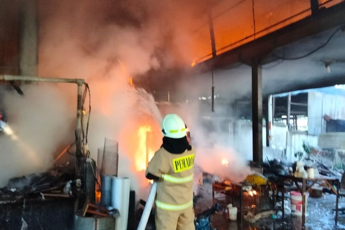 Rumah yang berada di RT 06 RW di Jalan Karet Sawah, Kelurahan Karet Semanggi, Setiabudi, Jakarta Selatan, terbakar pada Jumat (3/5/2022), pagi. 