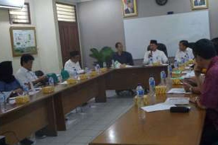 Komisi D DPRD DKI melakukan rapat bersama dengan Dinas Kebersihan DKI Jakarta terkait pengelolaan TPST Bantargebang di lokasi TPST, Bekasi, Kamis (28/7/2016). 