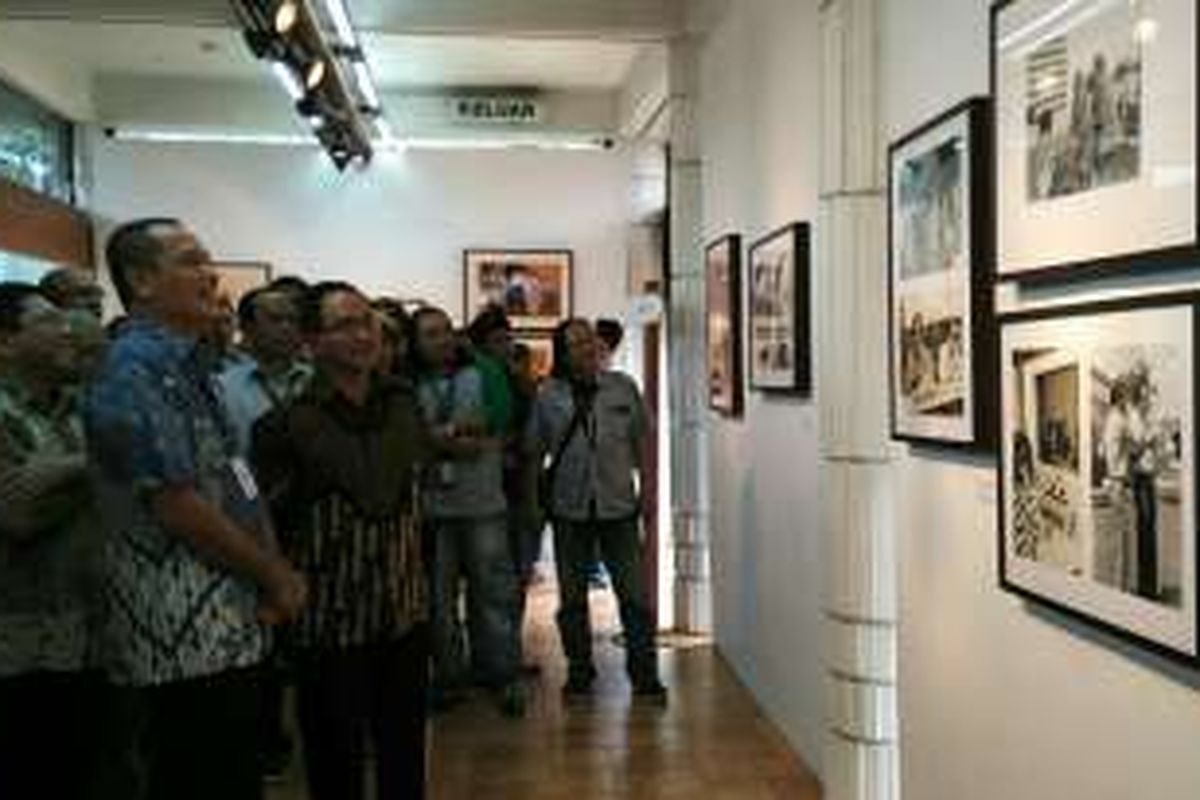 CEO Kompas Gramedia, Liliek Oetama (batik biru), melihat Pameran MediaArt dalam perayaan ulang tahun ke-85 pendiri Kompas Gramedia, Jakob Oetama, di Bentara Budaya Jakarta, Selasa (27/9/2016).