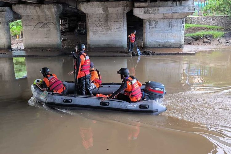 Suasana pencarian Bilal bocah 4 tahun asal Mataram yang terseret arus sungai