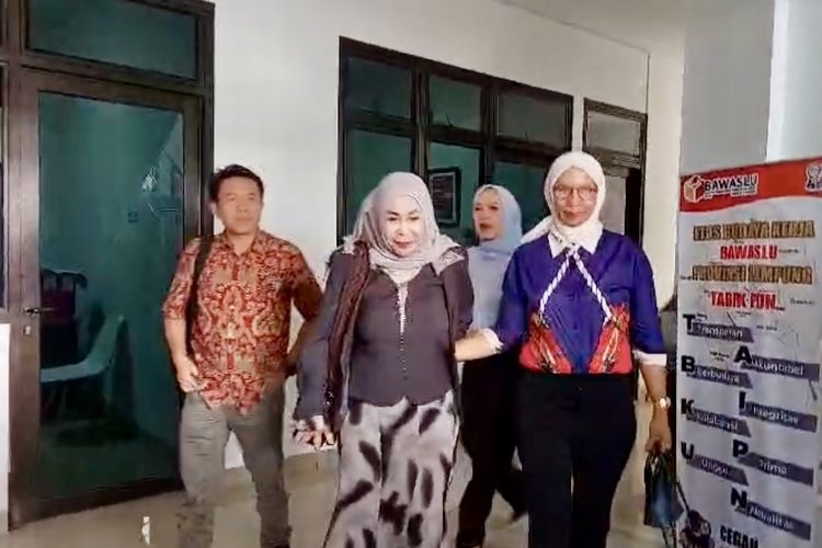Caleg Nettylia Sukri usai menjalani pemeriksaan di Bawaslu Bandar Lampung, Senin (19/2/2024).