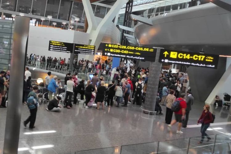 Antrean penggantian tiket di Bandara Doha, Qatar, mengular usai penerbangan terhambat saat evakuasi WNI dari Iran.