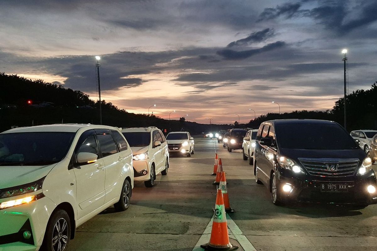 GT Kalikangkung saat pemberlakuan one way arus mudik Lebaran, Kamis (28/4/2022)