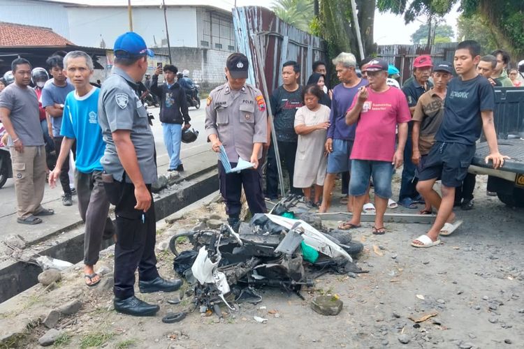 Nyalip, Pikap Tabrak 2 Motor di Jalan Raya Patikraja-Purwokerto Akibatkan 1 Orang Tewas