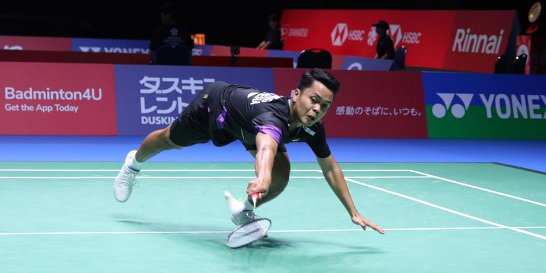 Anthony Ginting memutuskan mundur pada babak pertama Japan Open 2024 pada gim kedua saat menghadapi wakil tuan rumah Jepang, Yushi Tanaka, di Arena Yokohama, Yokohama, Selasa (20/8/2024). 