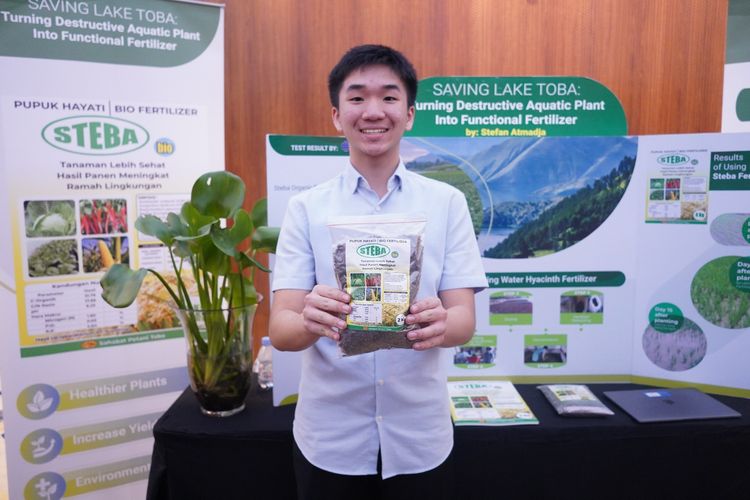 Stefan Atmadja, siswa kelas 11 sukses mengubah tanaman gulma eceng gondok yang merusak Danau Toba menjadi pupuk hayati.