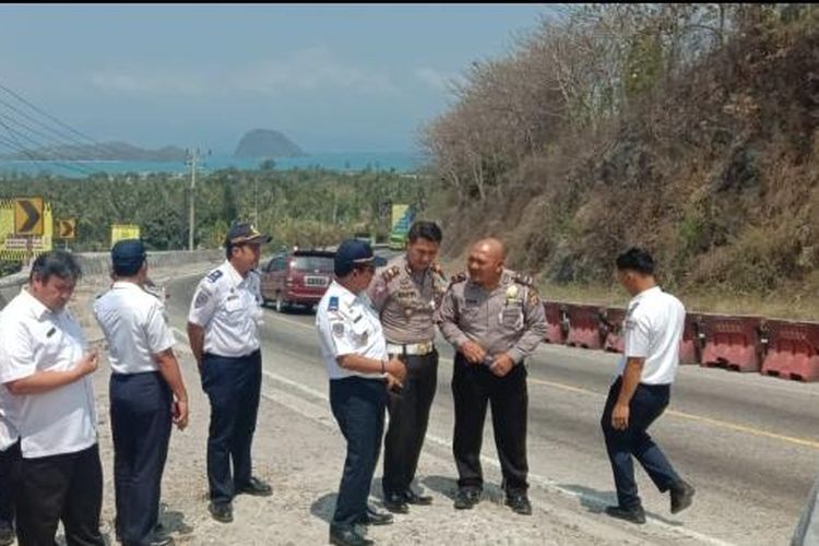 Lokasi Tanjakan Tarahan di Jalinsum KM 21 - 22 yang rawan kecelakaan lalu lintas. Pengendara kini dilarang berhenti untuk berswafoto di lokasi yang menampilkan pemandangan Teluk Bandar Lampung tersebut.