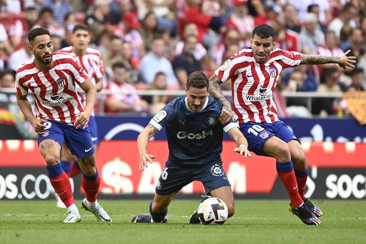 Gelandang Girona Javier Hernandez (tengah) mendapt pengawalan dari dua pemain Atletico Madrid, Matheus Cunha (kiri) dan Angel Correa (kanan), dalam laga lanjutan Liga Spanyol musim 2022-2023. Laga Atletico vs Girona yang digelar di Stadion Civitas Metropolitano, Madrid, Spanyol, pada Sabtu (8/10/2022) malam WIB itu berakhir dengan skor 2-1 untuk kemenangan tim tuan rumah.