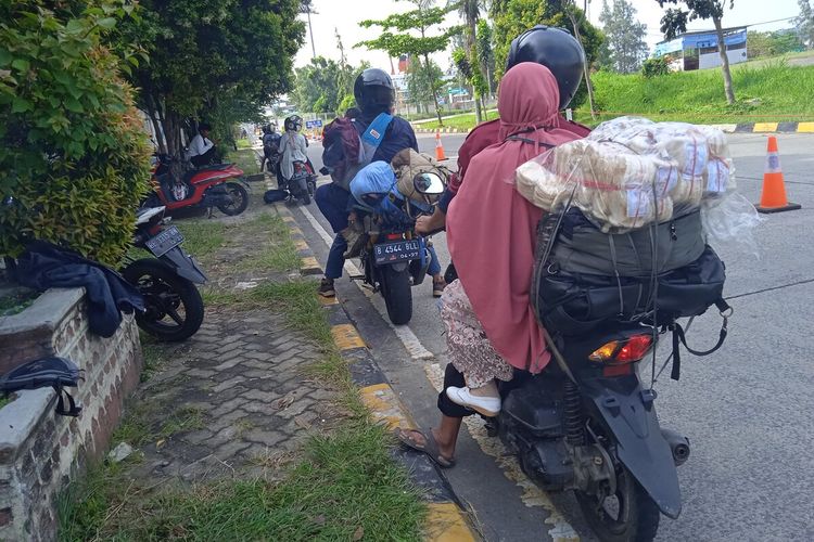 Pemudik bersepeda motor membawa muatan berlebih saat arus balik di Pelabuhan Bakauheni, Jumat (6/5/2022). Sejumlah pemudik mengaku membawa oleh-oleh untuk dibagikan ke tetangga di kota asal.