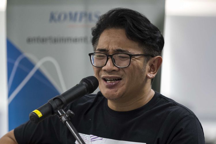 Mondo Gascaro menyanyikan single terbarunya berjudul Dian Asmara saat visit Kompas.com ,Palmerah, Jakarta Barat, Kamis (21/11/2019). Pada single barunya Mondo berkolaborasi dengan Rien Djamain.