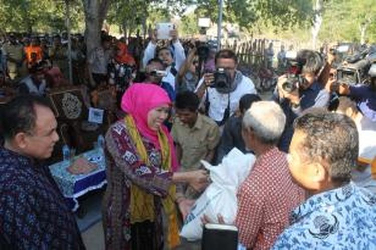 Menteri Sosial  Khofifah Indar Parawansa, saat memberikan bantuan beras kepada warga di Kabupaten Timor Tengah Selatan (TTS), Nusa Tenggara Timur (NTT) yang mengkonsumsi makanan ternak karena gagal panen, Rabu (17/6/2015)