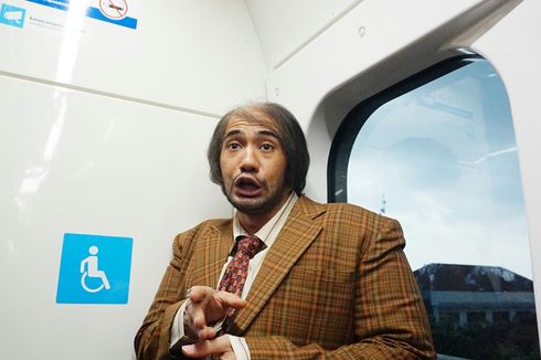 (FOTO) Ketika Reza Rahadian Berdandan Bossman Naik MRT