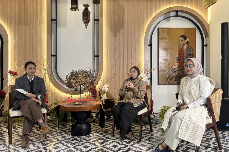 (Kiri ke kanan) Kepala Pemasaran, Promosi, dan Kegiatan Grup Sarinah Elsa Dewi, CEO Scarf Media Indonesia Temi Sumarlin, dan Desainer Dama Kara Nurdini Prihastiti di Press Conference Modest Luxe di Sarinah Thamrin, Jakarta Pusat, Selasa (24/2/2026).