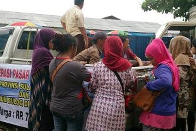 Sejumlah warga kota Kendari mengerumuni mobil bulog Sultra, saat operasi pasar 