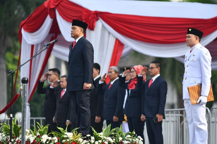  Direktur Utama Pertamina, Simon Aloysius Mantiri, memimpin upacara bendera peringatan Hari Pahlawan, di Jakarta, Minggu (10/11/2024).